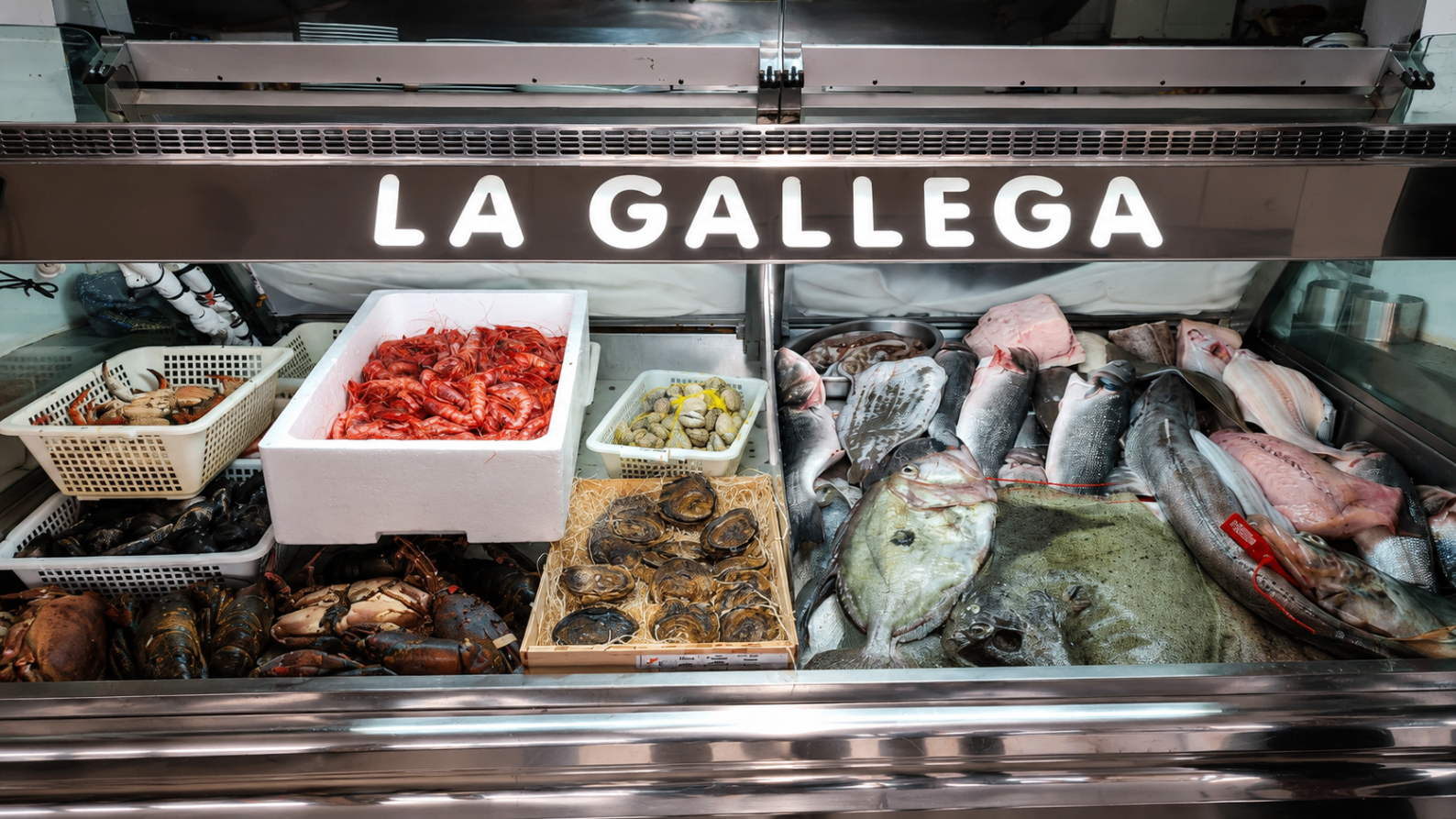 Vitrina de pescado y marisco fresco en La Gallega